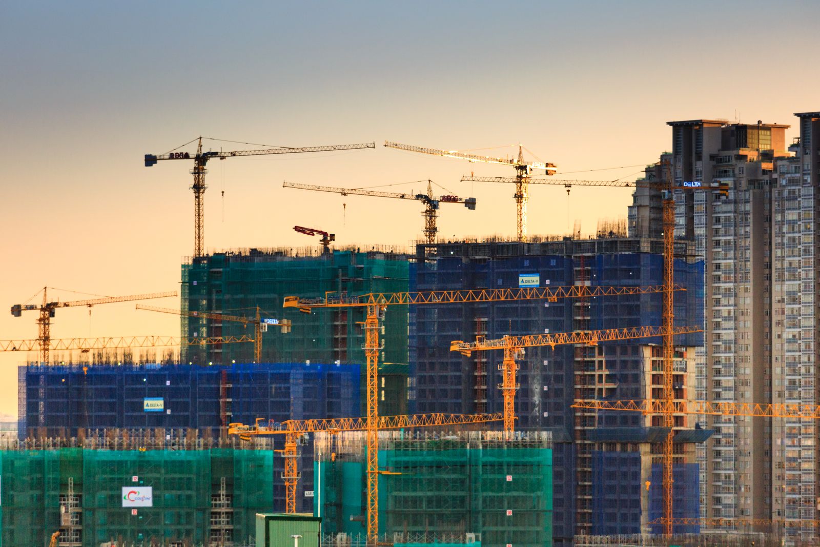 Grúas de construcción sobre torres residenciales en desarrollo