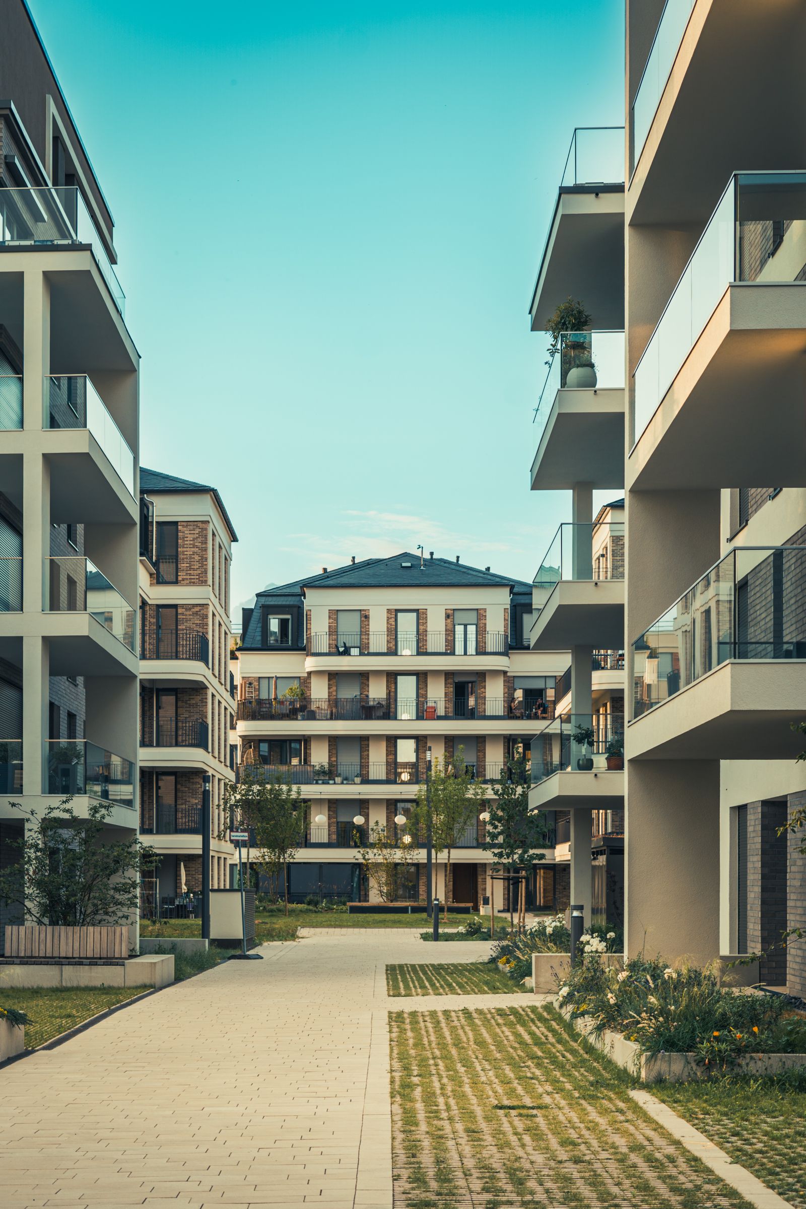 Edificio residencial moderno con balcones